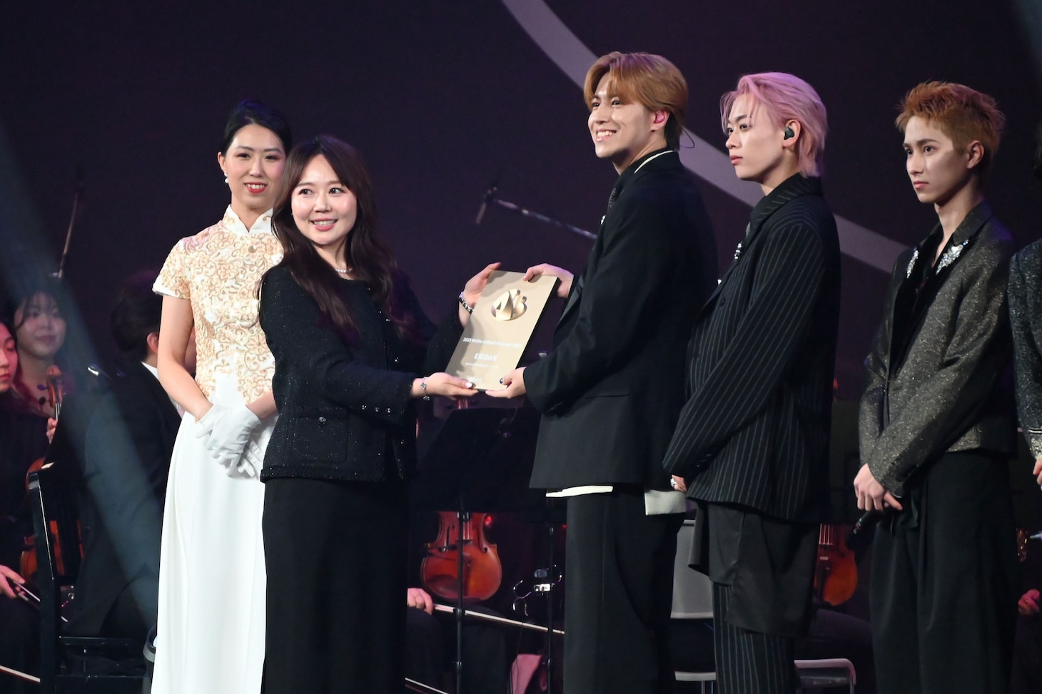 「2025微博文化交流ナイト」授賞式の様子。