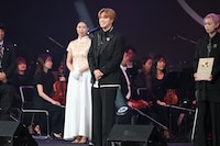 「2025微博文化交流ナイト」で挨拶するタカシ（超特急）。