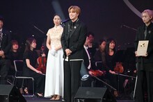 「2025微博文化交流ナイト」で挨拶するタカシ（超特急）。