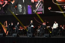 SUPER★DRAGONのパフォーマンスの様子。