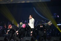 SUPER★DRAGONのパフォーマンスの様子。