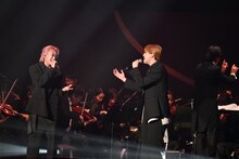 超特急のシューヤとタカシによる「Yell」のパフォーマンスの様子。