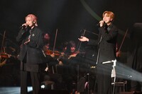 超特急のシューヤとタカシによる「Yell」のパフォーマンスの様子。