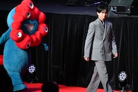 「2025微博文化交流ナイト」ミャクミャクとともにレッドカーペットに現れた中島健人。