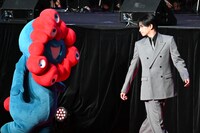 後ろを歩くミャクミャクを気遣う中島健人。