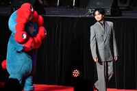 「2025微博文化交流ナイト」ミャクミャクとともにレッドカーペットに現れた中島健人。