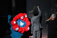 「2025微博文化交流ナイト」ボードにサインを入れる中島健人。