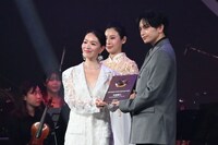 「2025微博文化交流ナイト」最優秀ライジングスター賞を受賞した中島健人。