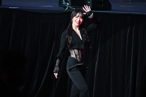 「2025微博文化交流ナイト」に登場した浜崎あゆみ。