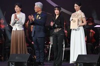 「2025微博文化交流ナイト」に登場した浜崎あゆみ（中央右）。