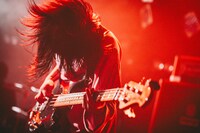 アユニ・D（B, Vo / PEDRO）（撮影：西槇太一）