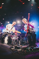 左から向井秀徳（Vo, G）、吉兼聡（G）。（撮影：西槇太一）