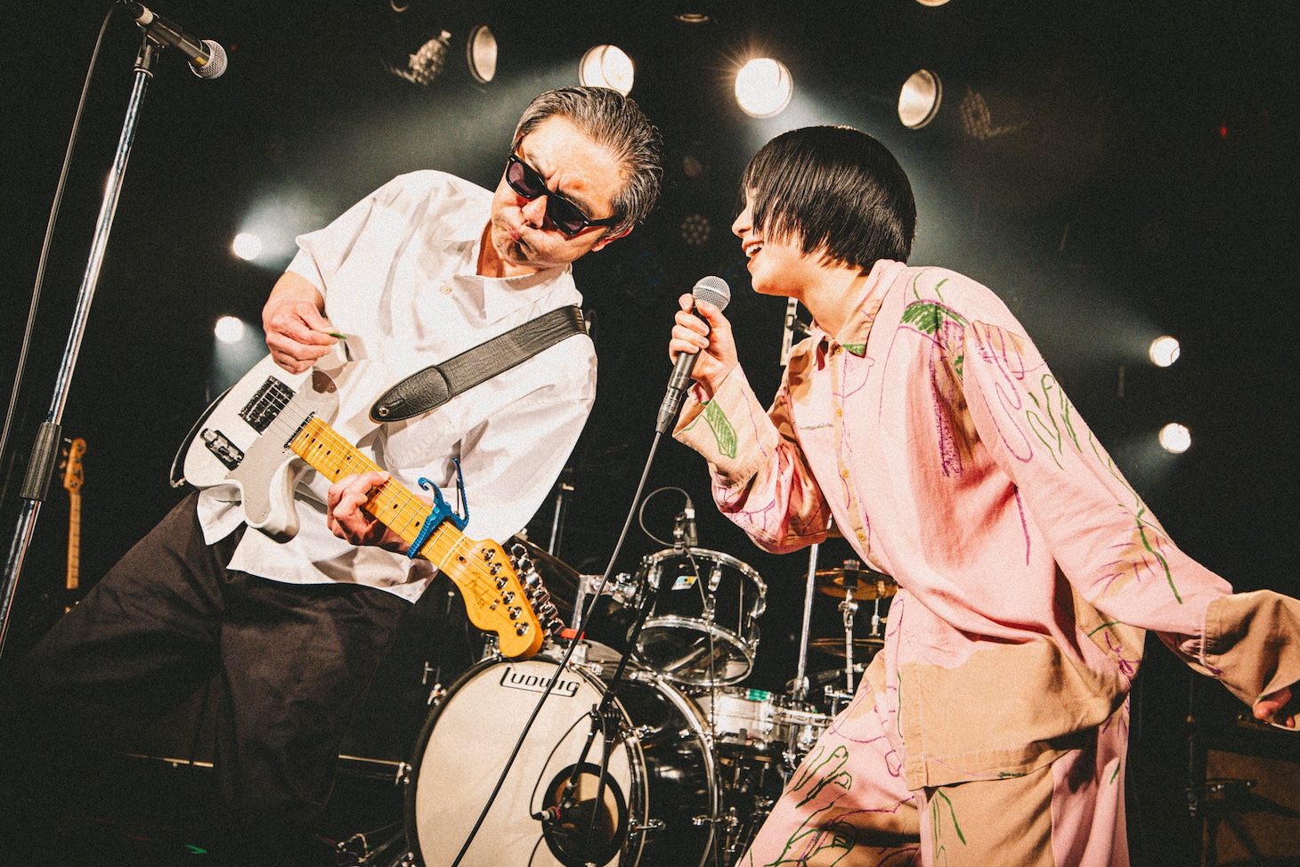 「透明少女」披露中の向井秀徳（左）とアユニ・D（右）。（撮影：西槇太一）