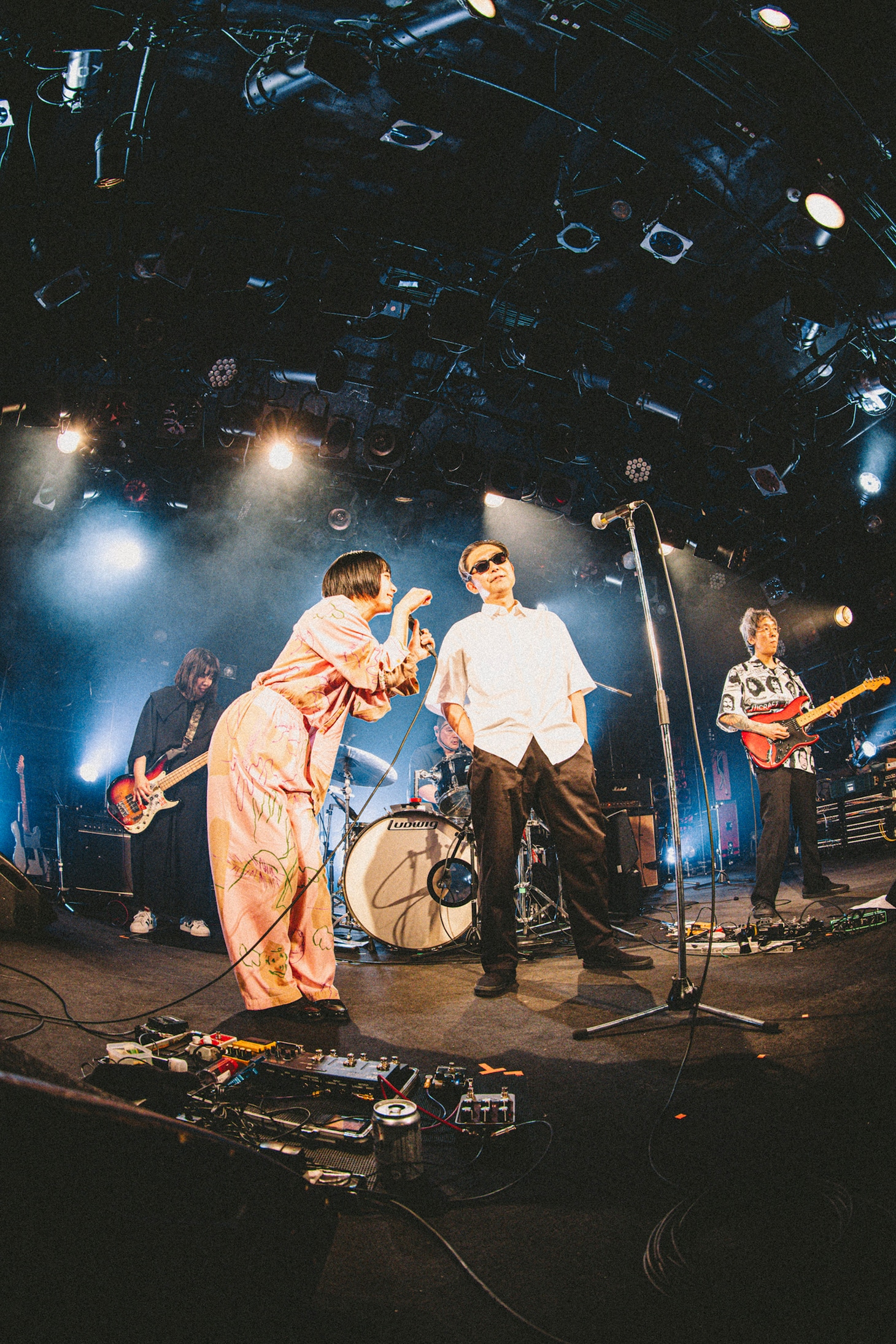 ZAZEN BOYSとアユニ・D（PEDRO）。（撮影：西槇太一）