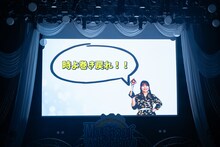 ストーリー映像より、魔法で噛んだ時間を巻き戻す七瀬こあ。