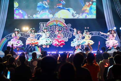 ジャンプするHAPPY CREATORS。