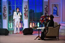 黒柳徹子に向けて歌う新浜レオン。©テレビ朝日