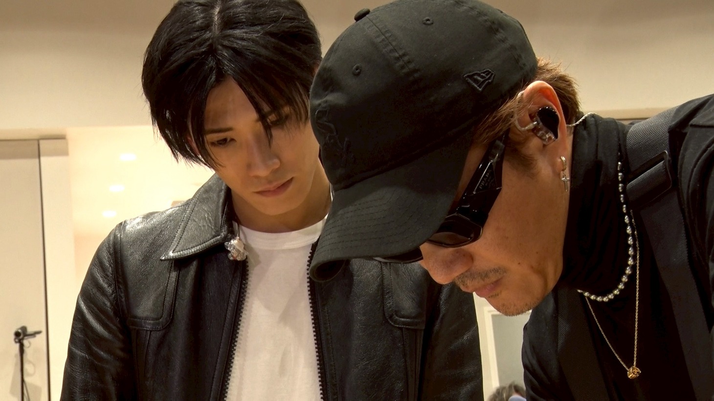 左から小波津志、EXILE ATSUSHI。 ©TBS