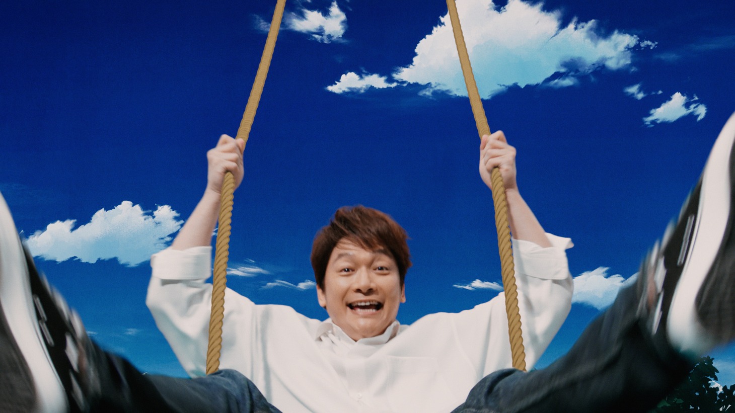 「サントリー天然水 きりっとヨグ 朝摘みレモン＆ヨーグルト味」の新テレビCM「天然水 きりっとヨグ 大自然ブランコ」編より。