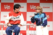 左から丸山隆平、安田章大。