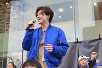 キッズダンサーに囲まれ歌う新浜レオン。