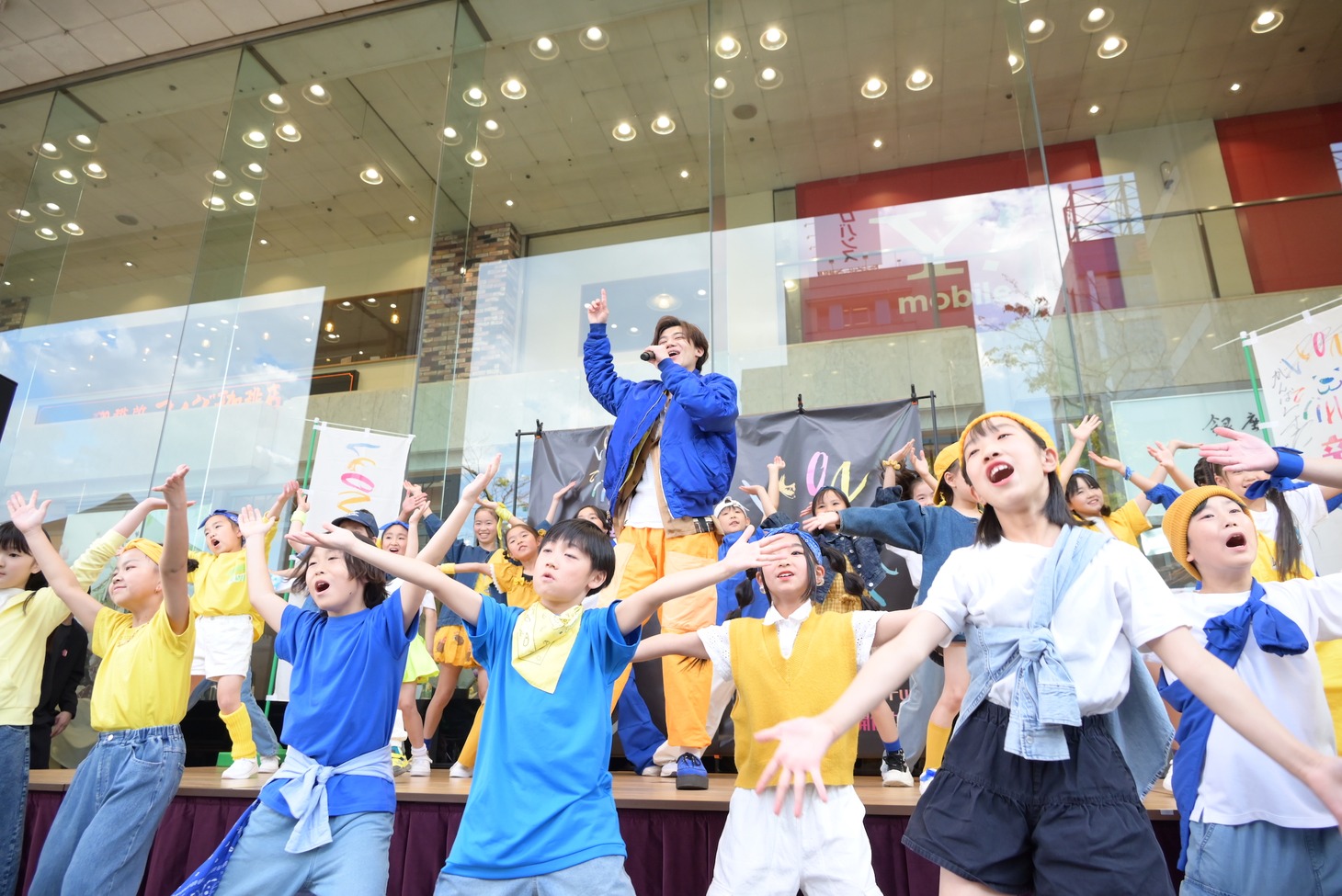 「Fun! Fun! Fun!」を歌い踊る新浜レオン。