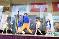 “窓拭きダンス”を踊る新浜レオンとキッズダンサーたち。