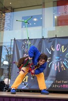 マイクスタンドパフォーマンスを披露する新浜レオン。