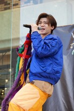 「炎のkiss」を熱唱する新浜レオン。