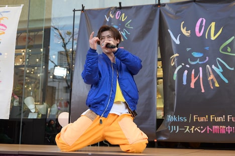 「全てあげよう」ではお馴染み“膝スラ”も披露。