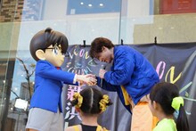 本物のコナンに感激する新浜レオン（写真右）。©︎青山剛昌／小学館・読売テレビ・TMS 1996