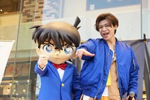 「真実はいつもひとつ」のポーズを決めるコナンと新浜レオン。©︎青山剛昌／小学館・読売テレビ・TMS 1996