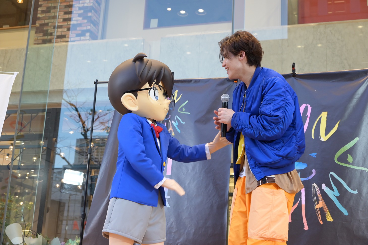 コナンを前に興奮を隠せない新浜レオン（写真右）。©︎青山剛昌／小学館・読売テレビ・TMS 1996