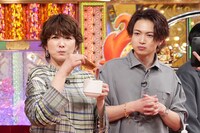 左から吉瀬美智子、綱啓永。 ©日本テレビ