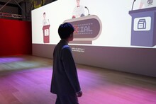 DJ KOOが声で参加する展示「DO IT!」を体験する蓮沼執太。