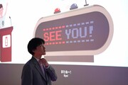 DJ KOOが声で参加する展示「DO IT!」を体験する蓮沼執太。