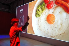 DJ KOOが声で参加する展示「DO IT!」を体験する蓮沼執太。