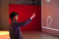 DJ KOOが声で参加する展示「DO IT!」を体験する蓮沼執太。