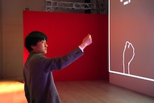 DJ KOOが声で参加する展示「DO IT!」を体験する蓮沼執太。