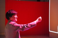 DJ KOOが声で参加する展示「DO IT!」を体験する蓮沼執太。