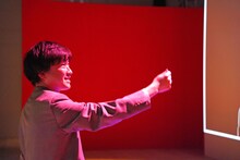 DJ KOOが声で参加する展示「DO IT!」を体験する蓮沼執太。