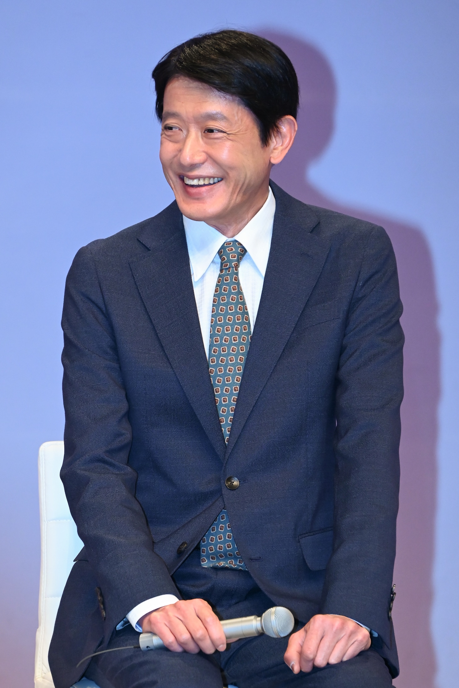 キャスト陣から「面白い」と言われ、「社会への不満をグチグチ言ってるだけです」と答える筒井道隆。