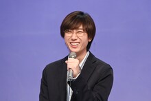 笑顔の阿部亮平（Snow Man）。