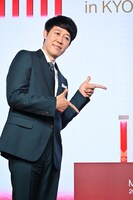 小籔千豊。「MUSIC AWARDS JAPAN 2025」ノミネート作品 / アーティストの発表会より。