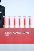 「MUSIC AWARDS JAPAN 2025」のトロフィー。