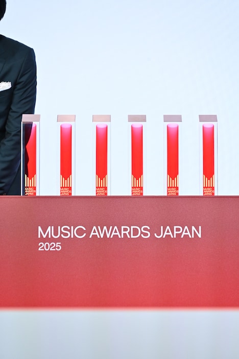 「MUSIC AWARDS JAPAN 2025」のトロフィー。