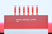 「MUSIC AWARDS JAPAN 2025」トロフィー。
