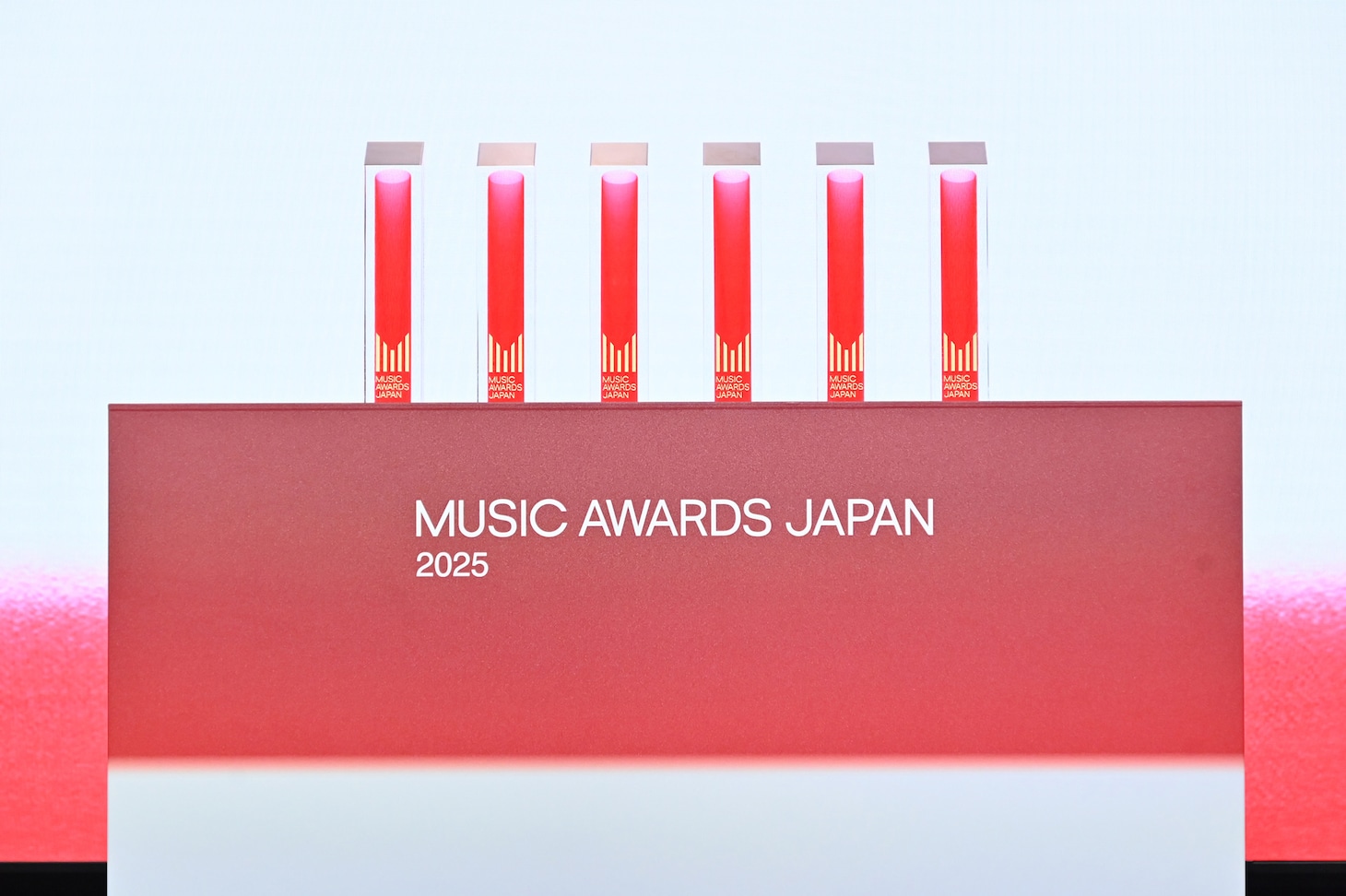 「MUSIC AWARDS JAPAN 2025」トロフィー。