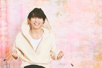 パーカの紐を振り回す柏木悠（超特急）。（撮影：YURIE PEPE）