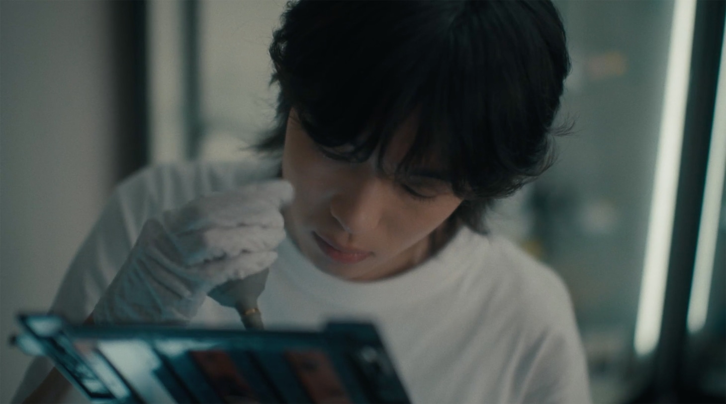 imase「名前のない日々」ミュージックビデオより。